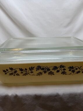 Vintage Pyrex Gold Acorn Leaves Space saver Casserole - 575B - 2 Quart with lid